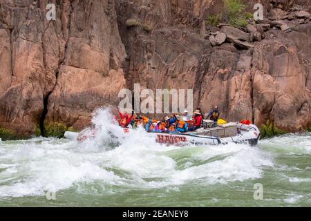 Schießen Sie die Stromschnellen in einem Floß auf dem Colorado River, Grand Canyon National Park, UNESCO-Weltkulturerbe, Arizona, USA Stockfoto