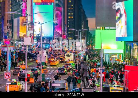 Times Square, die ikonische Straße von Manhattan in New York City Stockfoto
