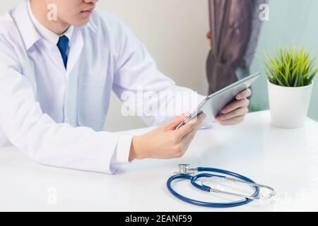 Arzt Mann Lächeln mit schwarzen modernen intelligenten digitalen Tablet-Computer Stockfoto