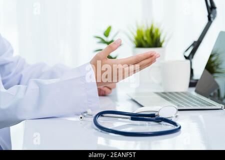 Arzt arbeitet am Schreibtisch. Nahaufnahme des Stethoskops Stockfoto