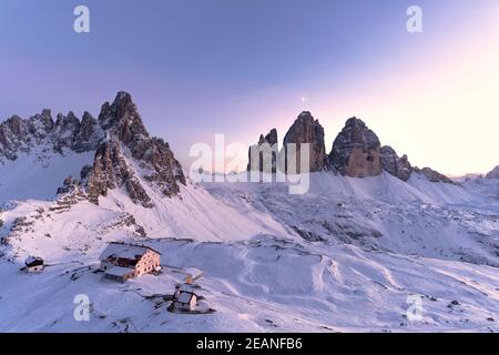 Sonnenuntergang über Monte Paterno, Tre Cime di Lavaredo und Locatelli Hütte mit Schnee bedeckt, Sextner Dolomiten, Südtirol, Italien, Europa Stockfoto