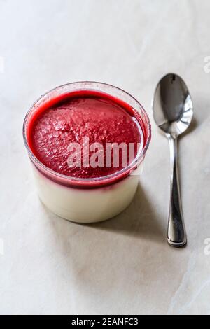 Köstliche italienische Dessert Himbeere Panna Cotta mit Beerensauce. Bereit zum Essen. Stockfoto