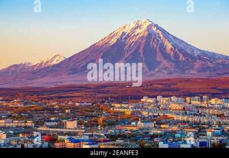 Panoramablick auf die Stadt Petropavlovsk-Kamtschatsky und Vulkane Stockfoto