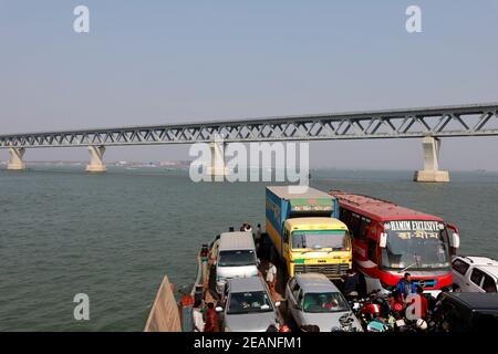 Munshiganj, Bangladesch - 08. Februar 2021: Die Padma-Brücke ist eine Mehrzweckbrücke über den Padma-Fluss, die in Ban im Bau ist Stockfoto