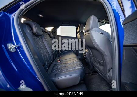 MOSKAU, RUSSLAND - 15. MÄRZ 2020: Hintere Sitzreihe im Innenraum des Blue SUV Peugeot 3008. Stockfoto