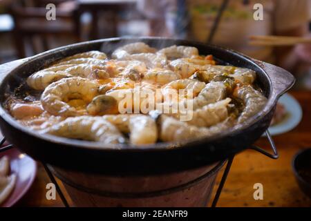 Thai-Buffet mit Garnelen auf Grillpfanne gekocht. Thai Barbecue oder (Moo Kratha) Stockfoto