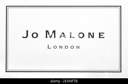 Jo Malone London Logo auf der Geschenkbox mit Markenwerbung. Stockfoto