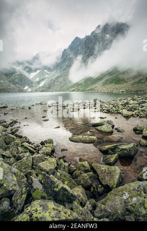 Bergkette und See Hincovo Pleso in der Slowakei. Stockfoto