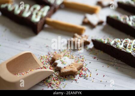 Hausgemachter Plätzchen in Form von Weihnachtsbaum und Schokolade Brownies mit Zuckerbällchen verziert, Italien, Europa Stockfoto