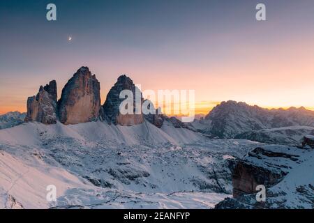 Sonnenuntergang über Tre Cime di Lavaredo und Monte Cristallo im Herbst mit Schnee bedeckt, Dolomiten, Grenze von Südtirol und Venetien, Italien, Europa Stockfoto