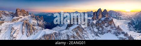 Sonnenuntergang auf der schneebedeckten Tre Cime Di Lavaredo, Monte Paterno und Croda Dei Toni, Sextner Dolomiten, Grenze von Südtirol und Venetien, Italien, Europa Stockfoto