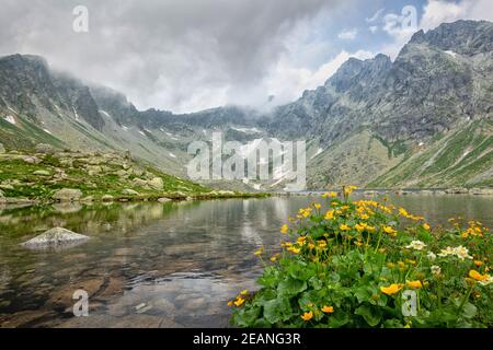 Blick auf schöne Berge in der Hohen Tatra. Stockfoto