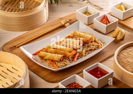 Frühlingsrollen und panierte Garnelen Stockfoto