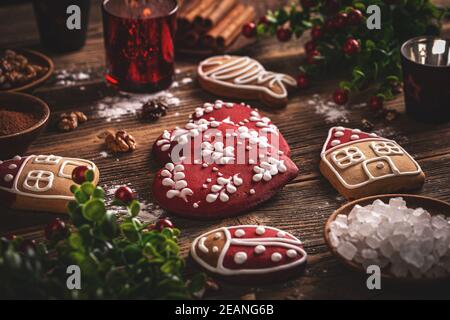 Weihnachtskomposition mit Lebkuchen Stockfoto