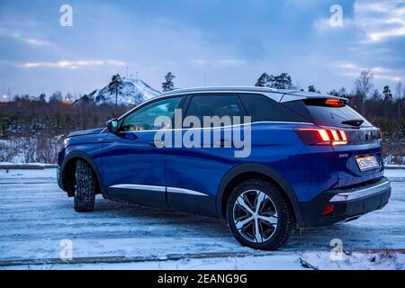 MOSKAU, RUSSLAND - 15. MÄRZ 2020: Blauer SUV Peugeot 3008 auf Winterlandschaft. Stockfoto