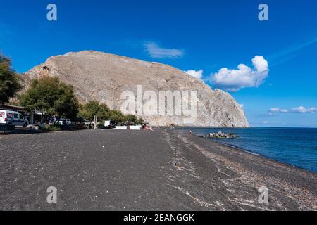 Schwarzer Lavastrand in Perissa, Santorini, Kykladen, Griechische Inseln, Griechenland, Europa Stockfoto