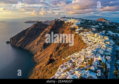 Luftaufnahme von Fira bei Sonnenuntergang, Santorini, Kykladen, griechische Inseln, Griechenland, Europa Stockfoto