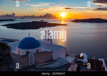 Sonnenuntergang über den vulkanischen Inseln Santorini und Anastasi Orthodoxe Kirche bei Sonnenuntergang, Fira, Santorini, Kykladen, Griechische Inseln, Griechenland, Europa Stockfoto
