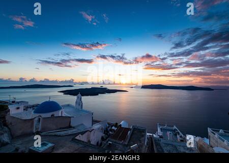 Sonnenuntergang über den vulkanischen Inseln Santorini und Anastasi Orthodoxe Kirche bei Sonnenuntergang, Fira, Santorini, Kykladen, Griechische Inseln, Griechenland, Europa Stockfoto