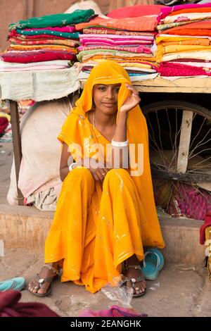 Jodhpur Indien Porträt Einer Jungen Frau Auf Dem Stoffmarkt Stockfoto