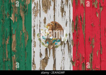 Flagge Mexikos auf einer verwitterten Holzwand Stockfoto