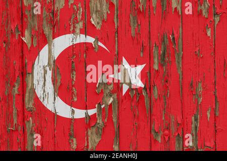 Flagge der Türkei auf einer verwitterten Holzwand Stockfoto