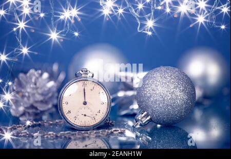 Neujahr um Mitternacht - Alte Uhr mit Weihnachtsdekoration Und Weihnachtsbeleuchtung Stockfoto