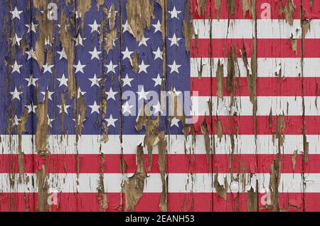 Flagge der Vereinigten Staaten auf einer verwitterten Holzwand Stockfoto