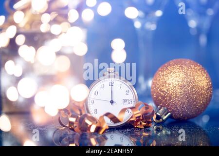 Neujahr um Mitternacht - Alte Uhr mit Weihnachtsdekoration Und Weihnachtsbeleuchtung Stockfoto