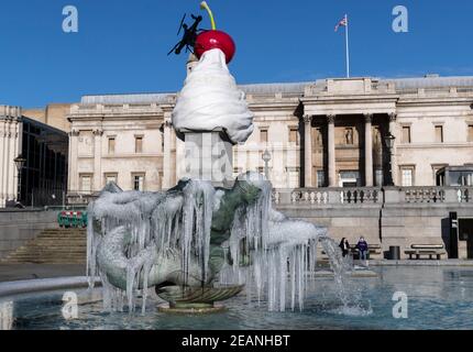 London, Großbritannien. Februar 2021, 10th. Das am 10. Februar 2021 aufgenommene Foto zeigt Eiszapfen um Skulpturen am Brunnen am Trafalgar Square in London, Großbritannien. Storm Darcy hat in London seit mehreren Tagen Schnee gebracht. Quelle: Han Yan/Xinhua/Alamy Live News Stockfoto