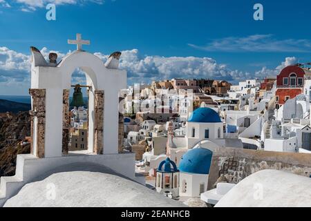Weißgetünchte Kirche, Oia, Santorini, Kykladen, griechische Inseln, Griechenland, Europa Stockfoto