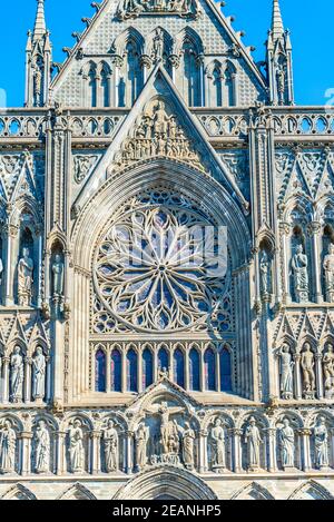 Blick auf die Hauptfassade der Kathedrale von Nidaros in trondheim, Norwegen Stockfoto