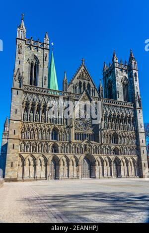 Blick auf die Hauptfassade der Kathedrale von Nidaros in trondheim, Norwegen Stockfoto