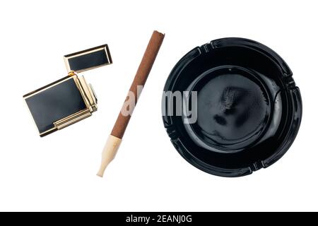 Aschenbecher mit Zigarre und goldenem Zigarettenanzünder Stockfoto