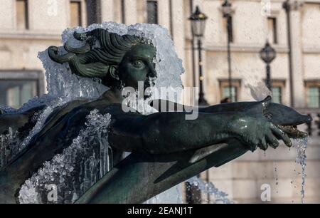 London, Großbritannien. Februar 2021, 10th. Das am 10. Februar 2021 aufgenommene Foto zeigt Eiszapfen um Skulpturen am Brunnen am Trafalgar Square in London, Großbritannien. Storm Darcy hat in London seit mehreren Tagen Schnee gebracht. Quelle: Han Yan/Xinhua/Alamy Live News Stockfoto