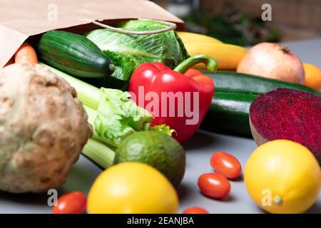 Beutel mit gesundem Gemüse auf grauem Hintergrund mit Kopierplatz. Online-Shop-Konzept. Stockfoto