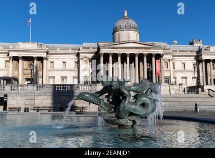 London, Großbritannien. Februar 2021, 10th. Das am 10. Februar 2021 aufgenommene Foto zeigt Eiszapfen um Skulpturen am Brunnen am Trafalgar Square in London, Großbritannien. Storm Darcy hat in London seit mehreren Tagen Schnee gebracht. Quelle: Han Yan/Xinhua/Alamy Live News Stockfoto