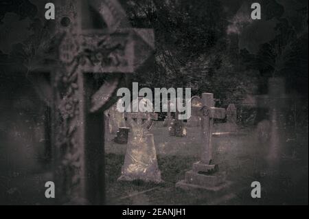 Gruselige Grunge-Effekt-Bild des Friedhofs mit Gräbern und Grabsteinen. Stockfoto