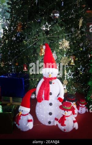 Niedlichen Schneemann auf Weihnachtsbaum Hintergrund. Neujahrsfest. Weihnachtsdekoration. Stockfoto