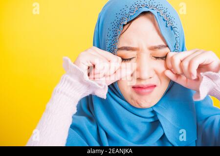 Frau tragen Schleier Hijab sie traurig weinen mit Hand wischen Tränen in den Augen Stockfoto