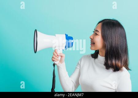 Frau lächelt sie hält Megaphon, die Ankündigung Stockfoto