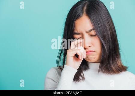 Frau unzufrieden verärgert weibliche Stirnrunzeln Gesicht als zu weinen Stockfoto