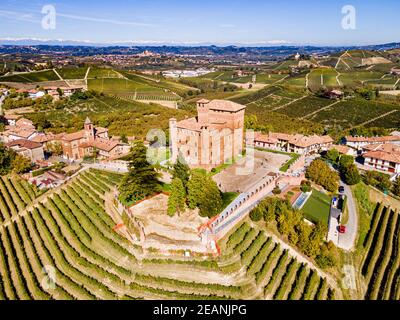 Schloss von Grinzane Cavour, Weinregion Barolo, UNESCO-Weltkulturerbe, Piemont, Italien, Europa Stockfoto