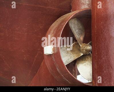 Rote Fischerschiffe auf der Werft auf Kamtschatka Stockfoto