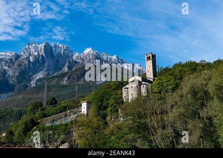 Blick auf die Berge, Felsgravuren Nationalpark Naquane, UNESCO-Weltkulturerbe, Valcamonica, Italien, Europa Stockfoto