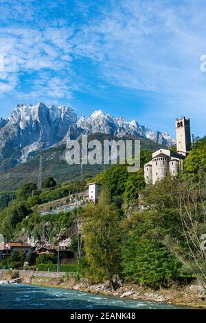 Blick auf die Berge, Felsgravuren Nationalpark Naquane, UNESCO-Weltkulturerbe, Valcamonica, Italien, Europa Stockfoto