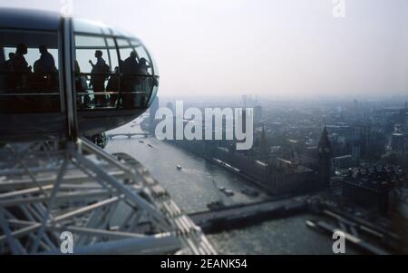 An einem sonnigen Frühlingstag auf der Spitze Londons mit Blick auf die weitläufige Hauptstadt Englands. Stockfoto
