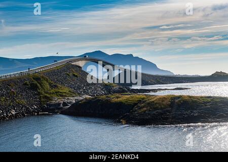 Brücke auf der Atlantikstraße, Region More Og Romsdal, Norwegen, Skandinavien, Europa Stockfoto