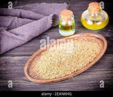 Sesamöl in Glas und Samen Stockfoto