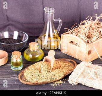 Das Sesamöl in Glas und Samen Stockfoto